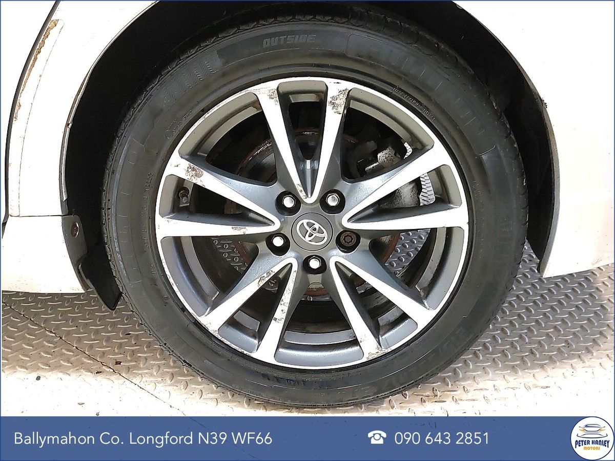 Toyota Avensis D-4D 125 (2.0) Terra Saloon