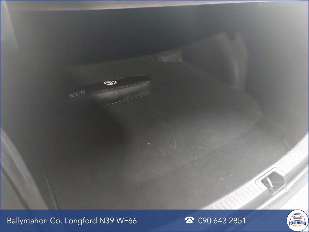 Toyota Corolla 1.8 Hybrid Luna Saloon