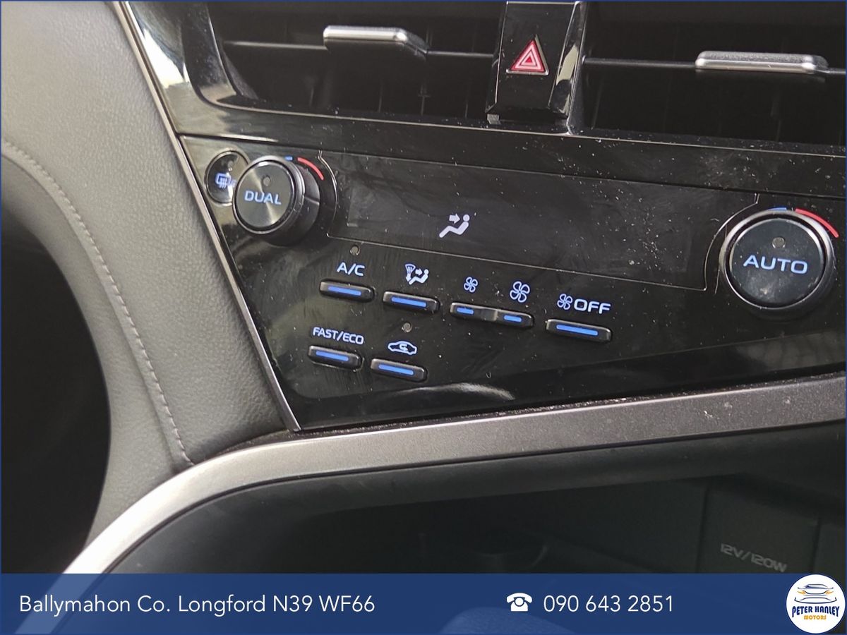 Toyota Camry 2.5 Hybrid Platinum Edition