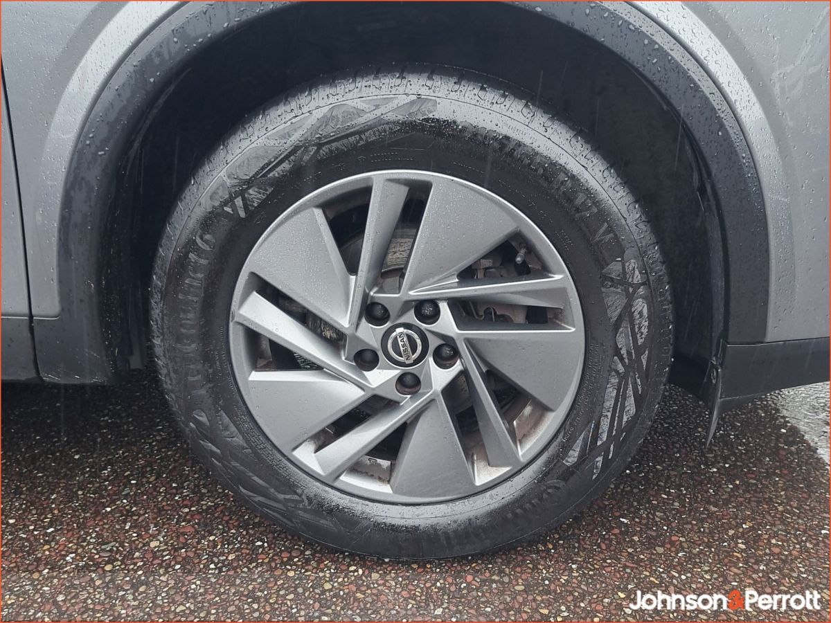 Nissan Qashqai 1.3 PET MILD HYBRID SV