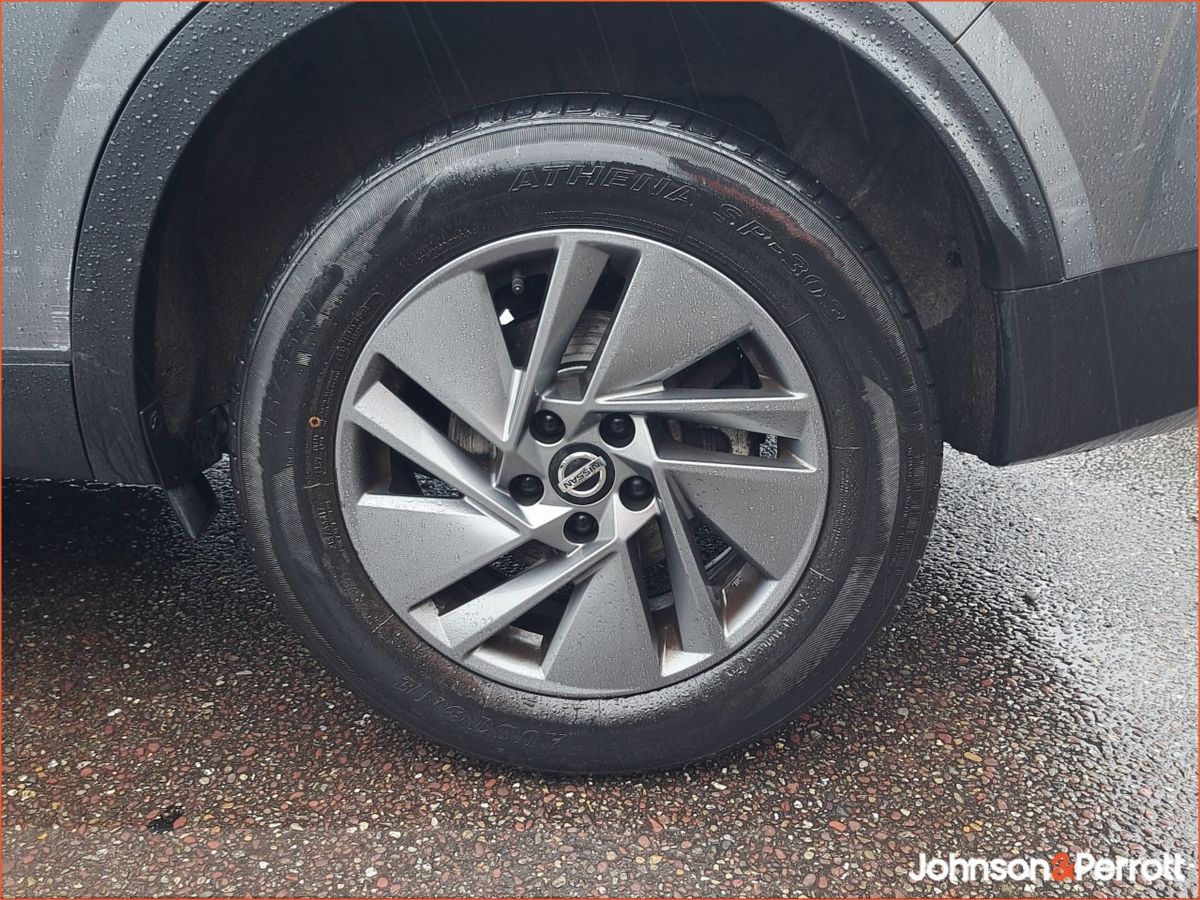 Nissan Qashqai 1.3 PET MILD HYBRID SV