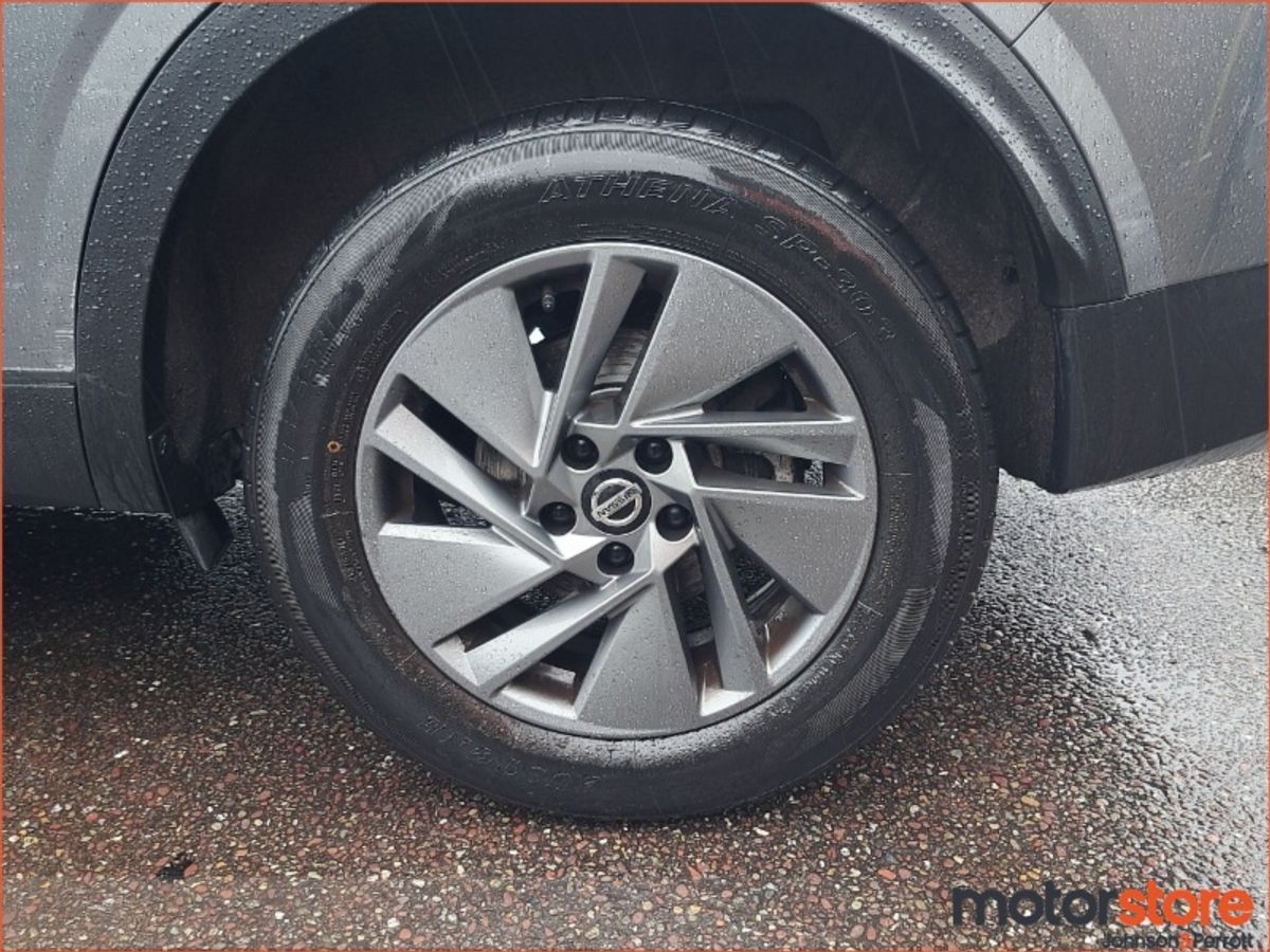 Nissan Qashqai 1.3 PET MILD HYBRID SV