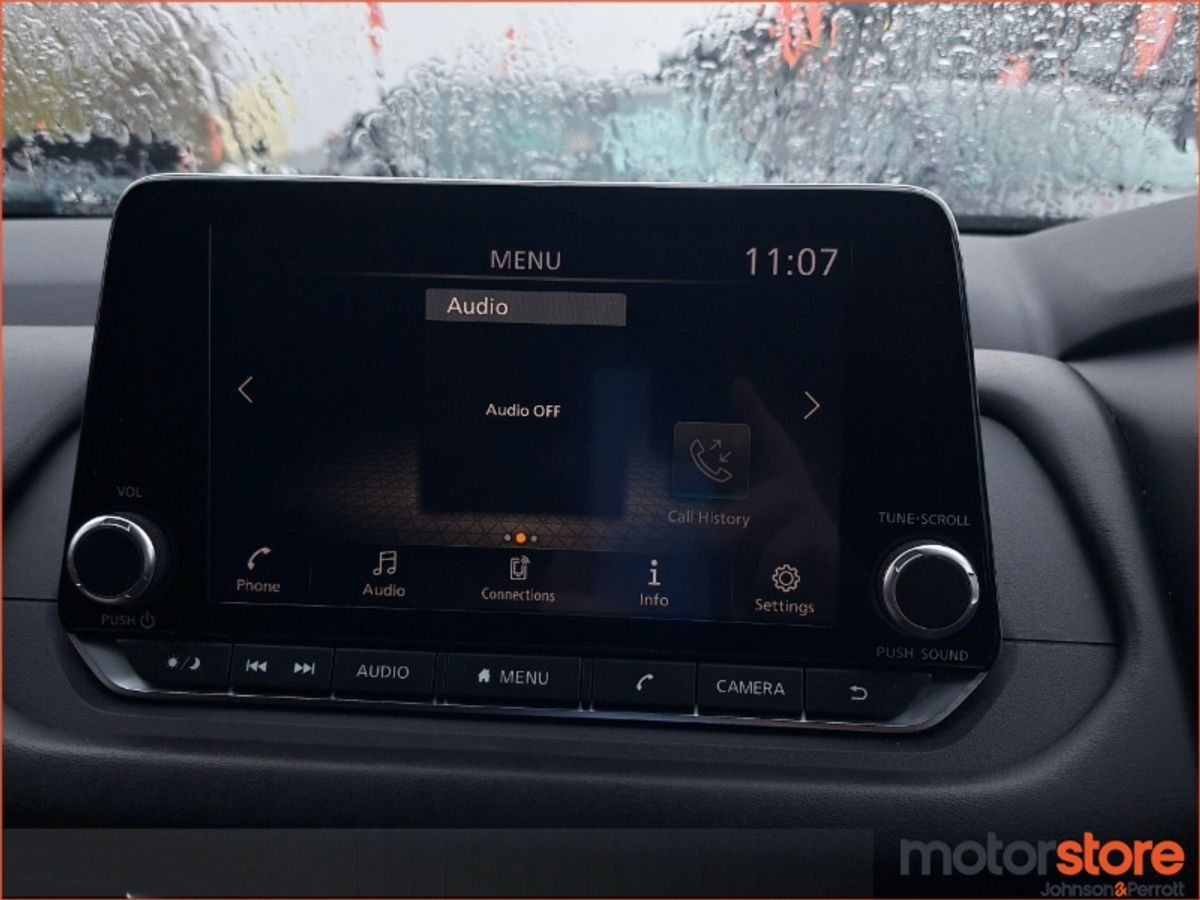 Nissan Qashqai 1.3 PET MILD HYBRID SV