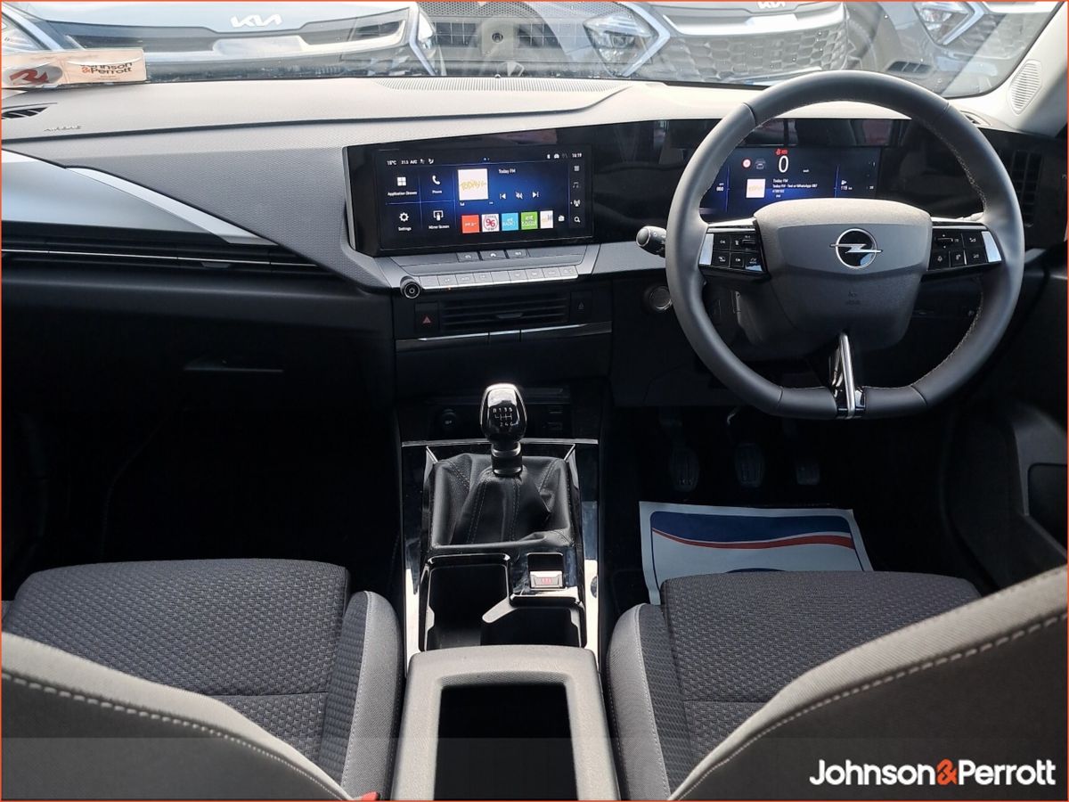 Opel Astra Elegance 1.2 Turbo 110PS Petrol 6 Speed