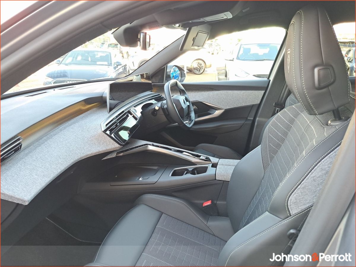 Peugeot 5008 TOP SPEC ! BEV 73kwh 210hp GT !