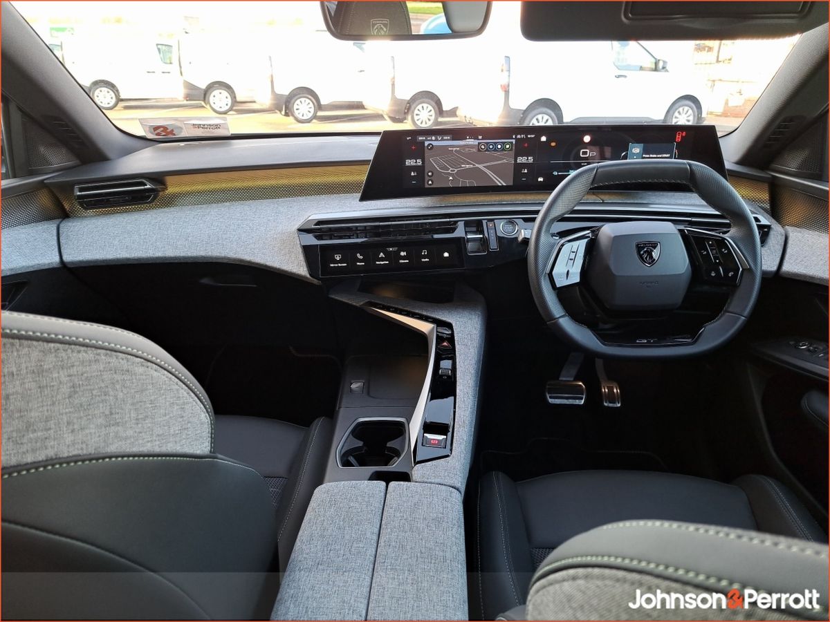 Peugeot 5008 TOP SPEC ! BEV 73kwh 210hp GT !