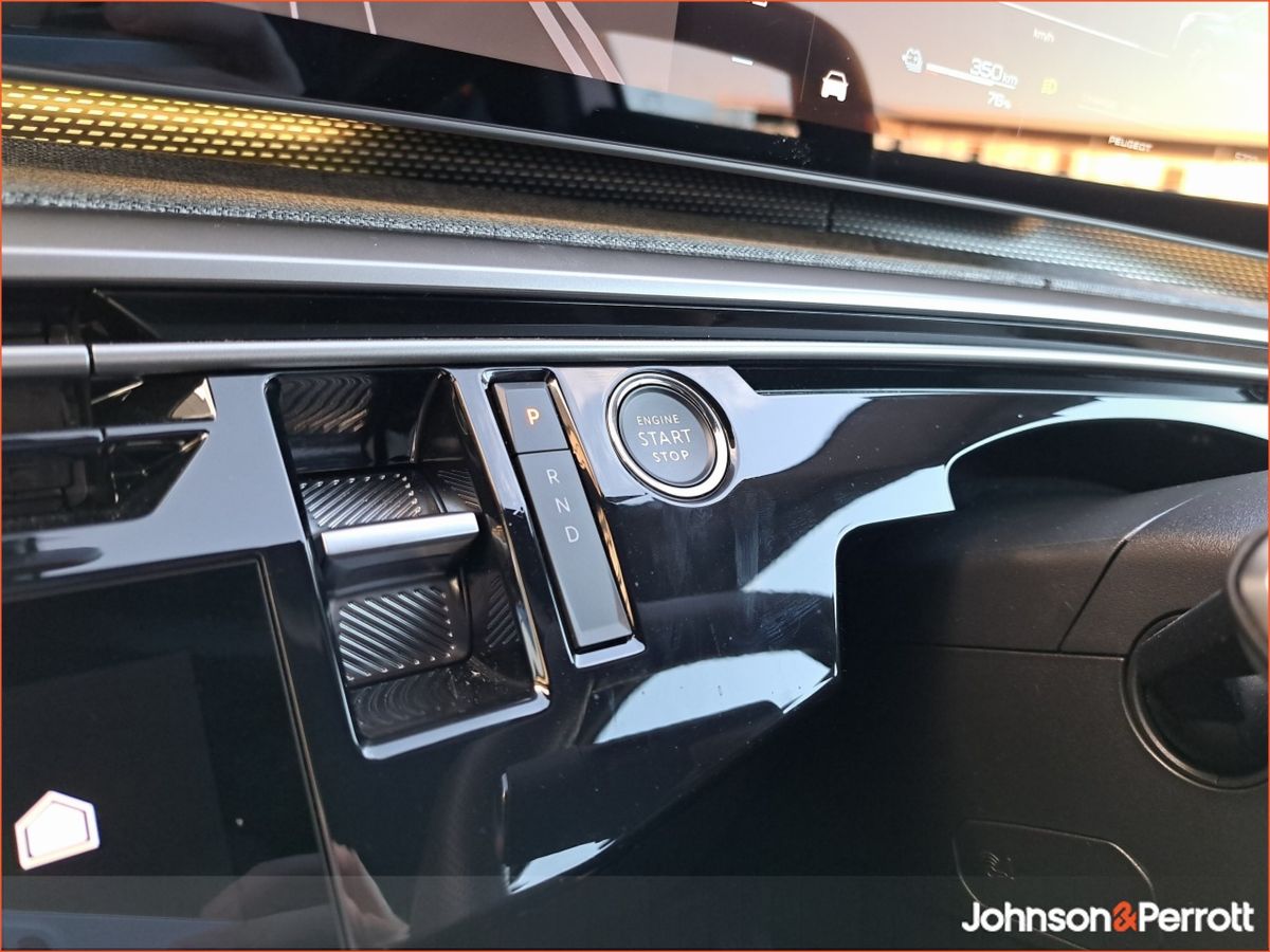 Peugeot 5008 TOP SPEC ! BEV 73kwh 210hp GT !