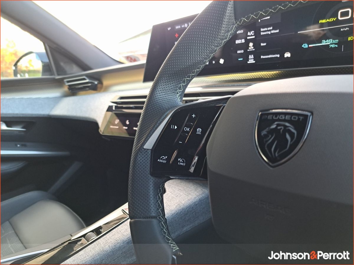 Peugeot 5008 TOP SPEC ! BEV 73kwh 210hp GT !