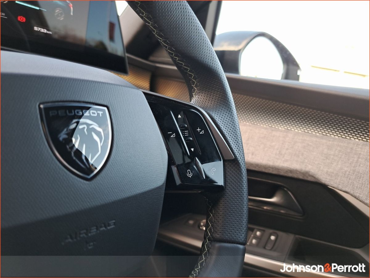 Peugeot 5008 TOP SPEC ! BEV 73kwh 210hp GT !