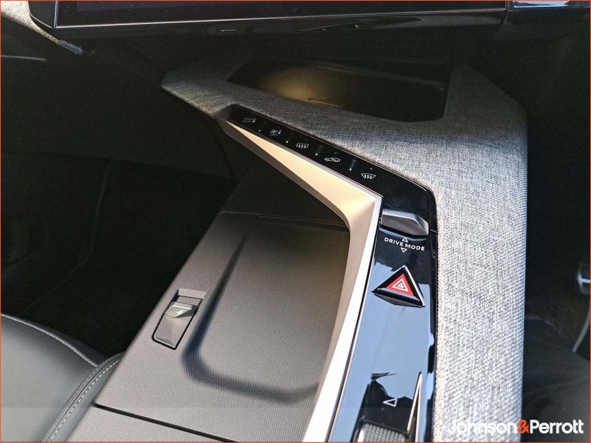 Peugeot 5008 TOP SPEC ! BEV 73kwh 210hp GT !