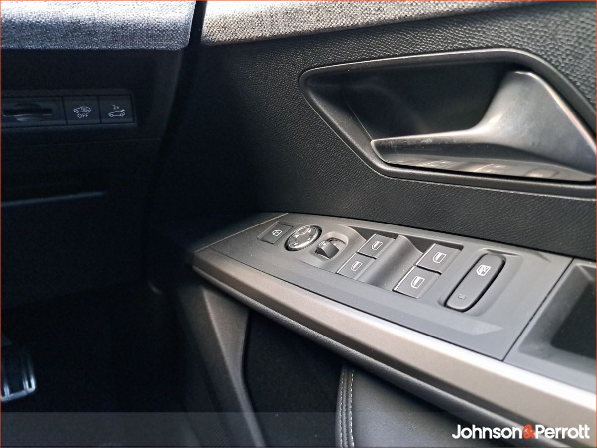 Peugeot 5008 TOP SPEC ! BEV 73kwh 210hp GT !