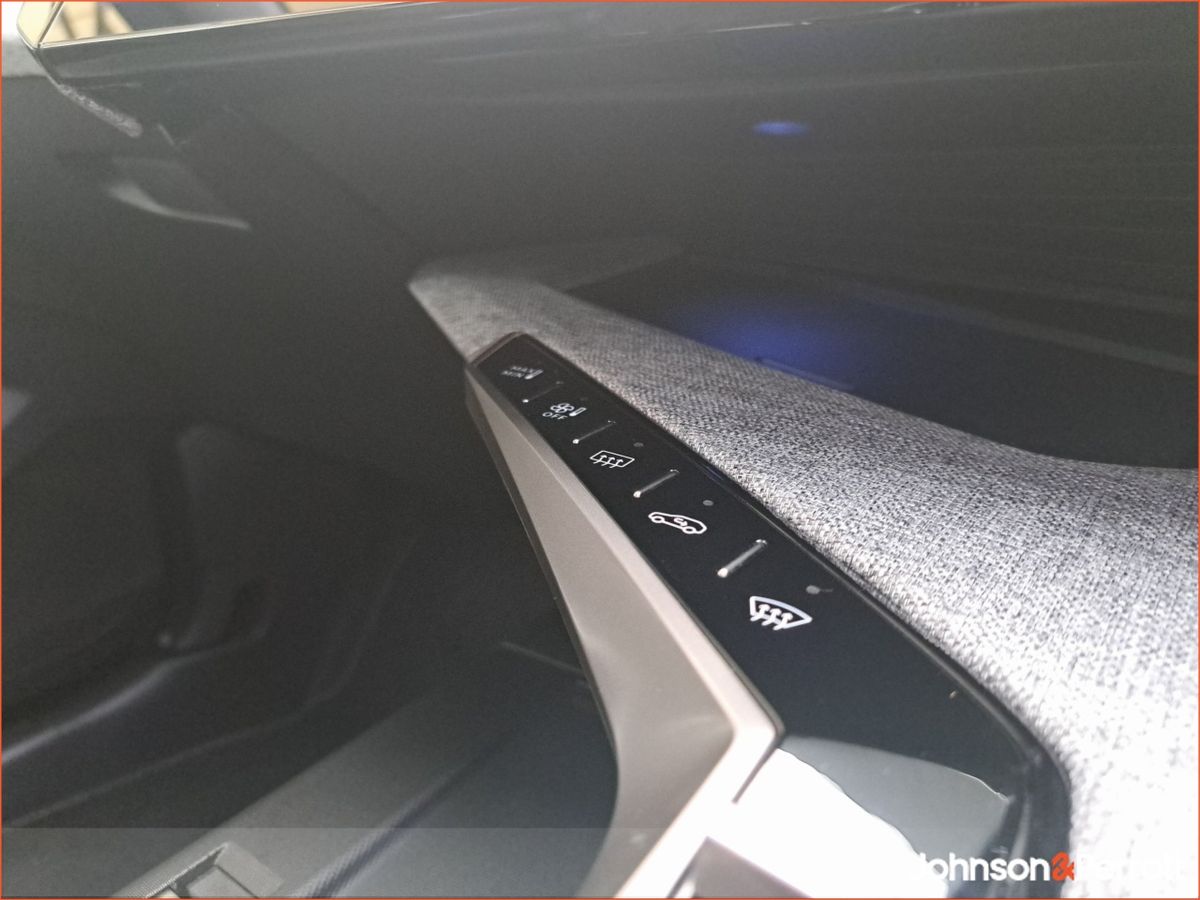 Peugeot 3008 BEV 73kWH 210BHP Allure.