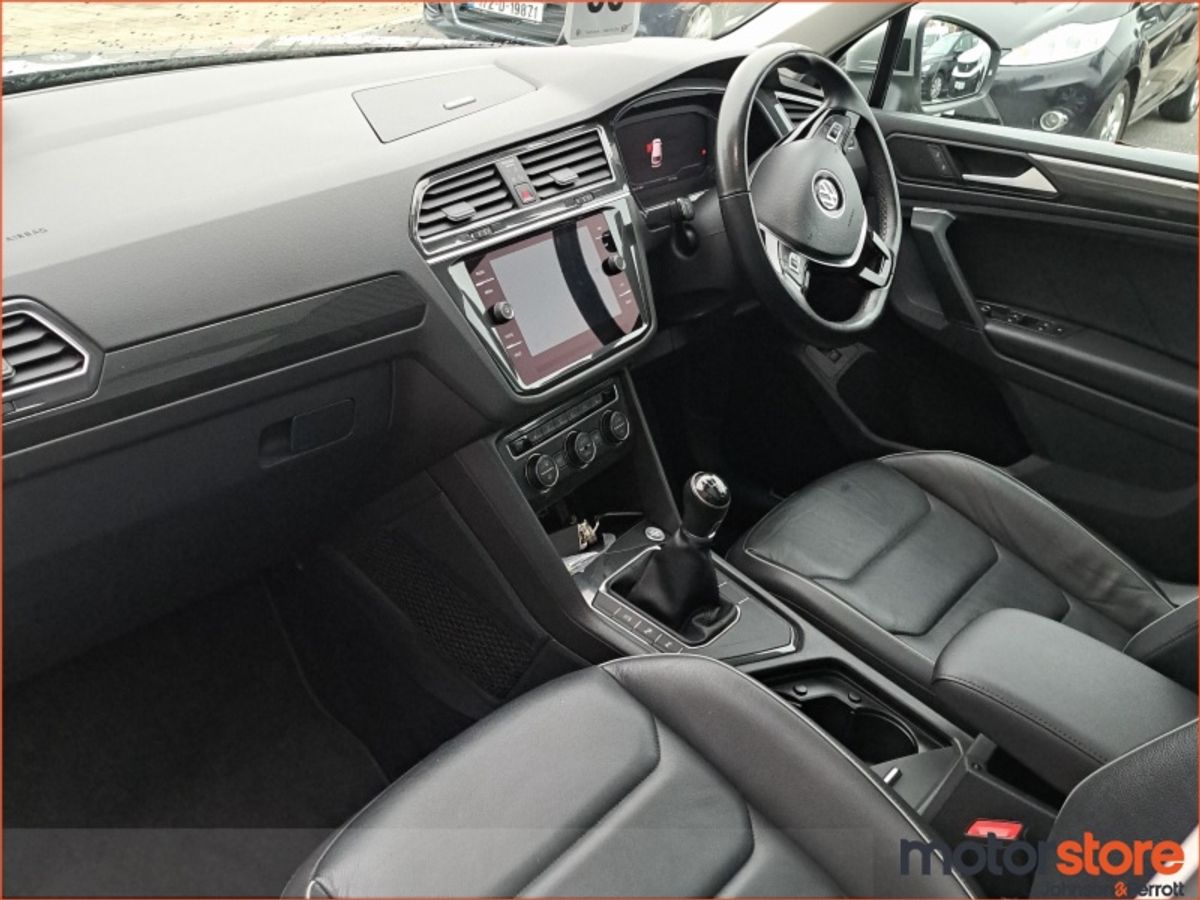 Volkswagen Tiguan 2.0 TDI 150HP Highline DIESEL / HUGE SPEC**