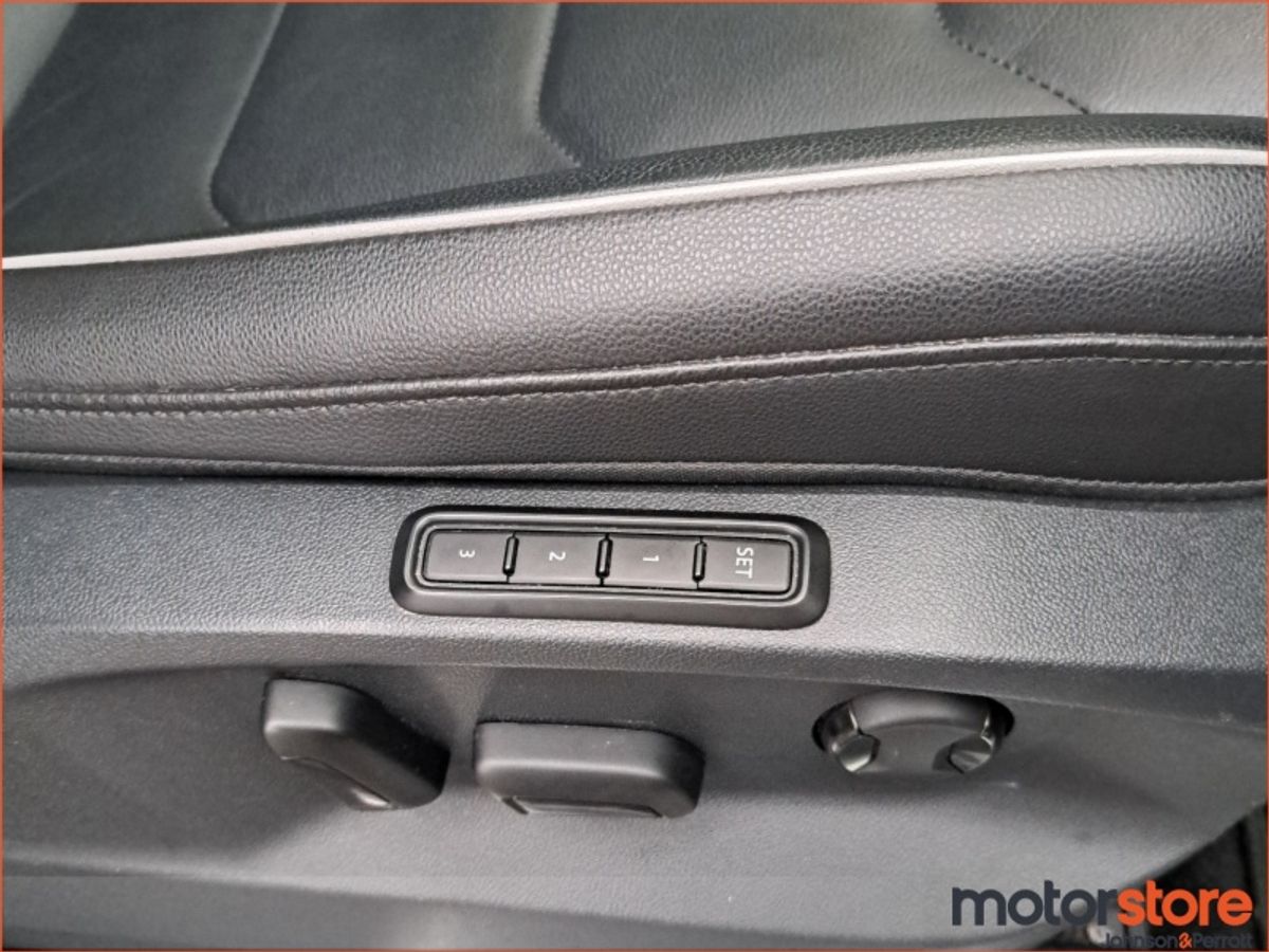 Volkswagen Tiguan 2.0 TDI 150HP Highline DIESEL / HUGE SPEC**