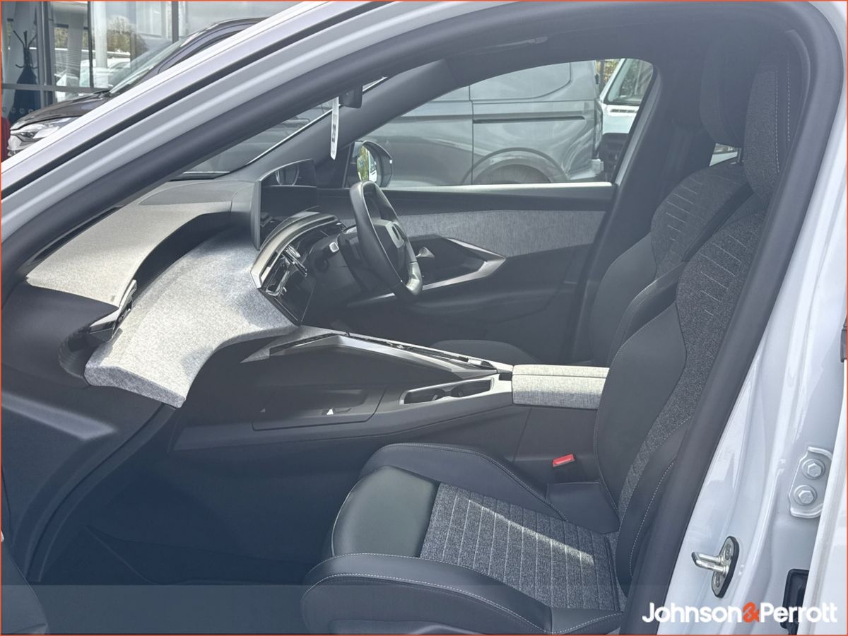 Peugeot 5008 1.2 MHEV 145bhp E-DCS6 Allure