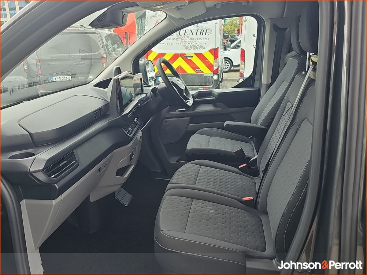 Ford Tourneo Custom Limited PHEV Long Wheelbase