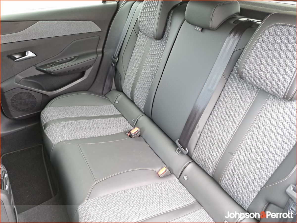 Peugeot 308 *DEMO* 1.2 MHEV 145BHP e-DCS6 Allure