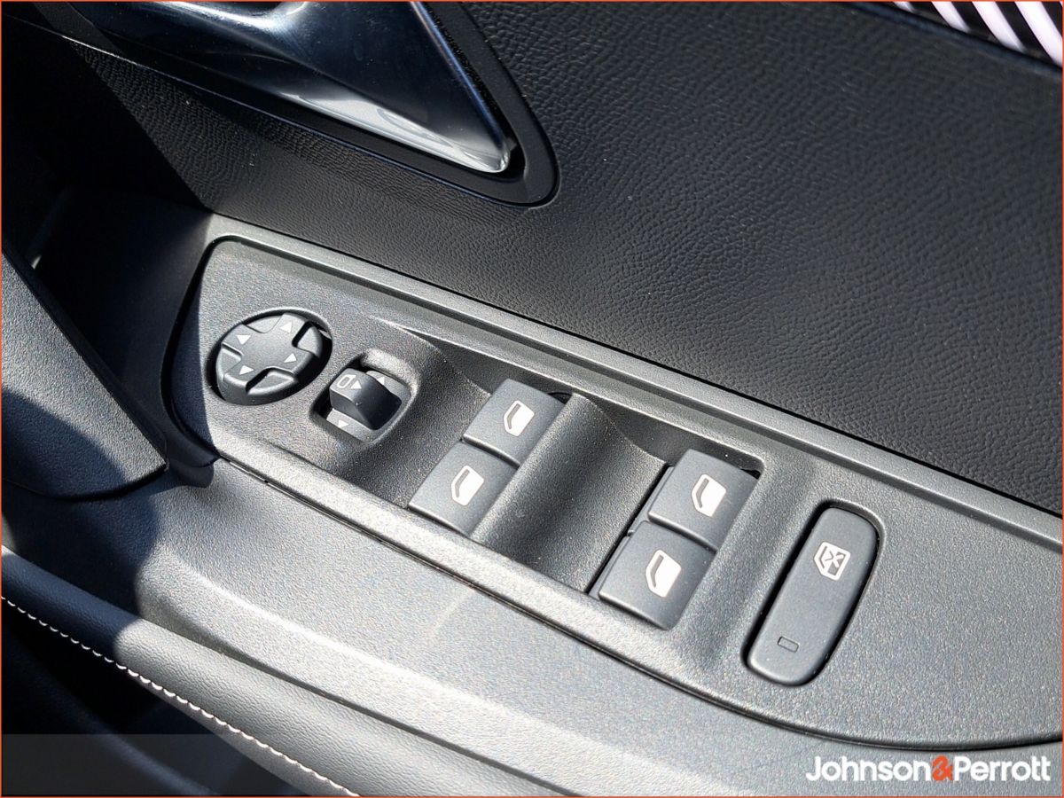 Peugeot 2008 *DEMO* HYBRID 145BHP e-DCS6 Allure