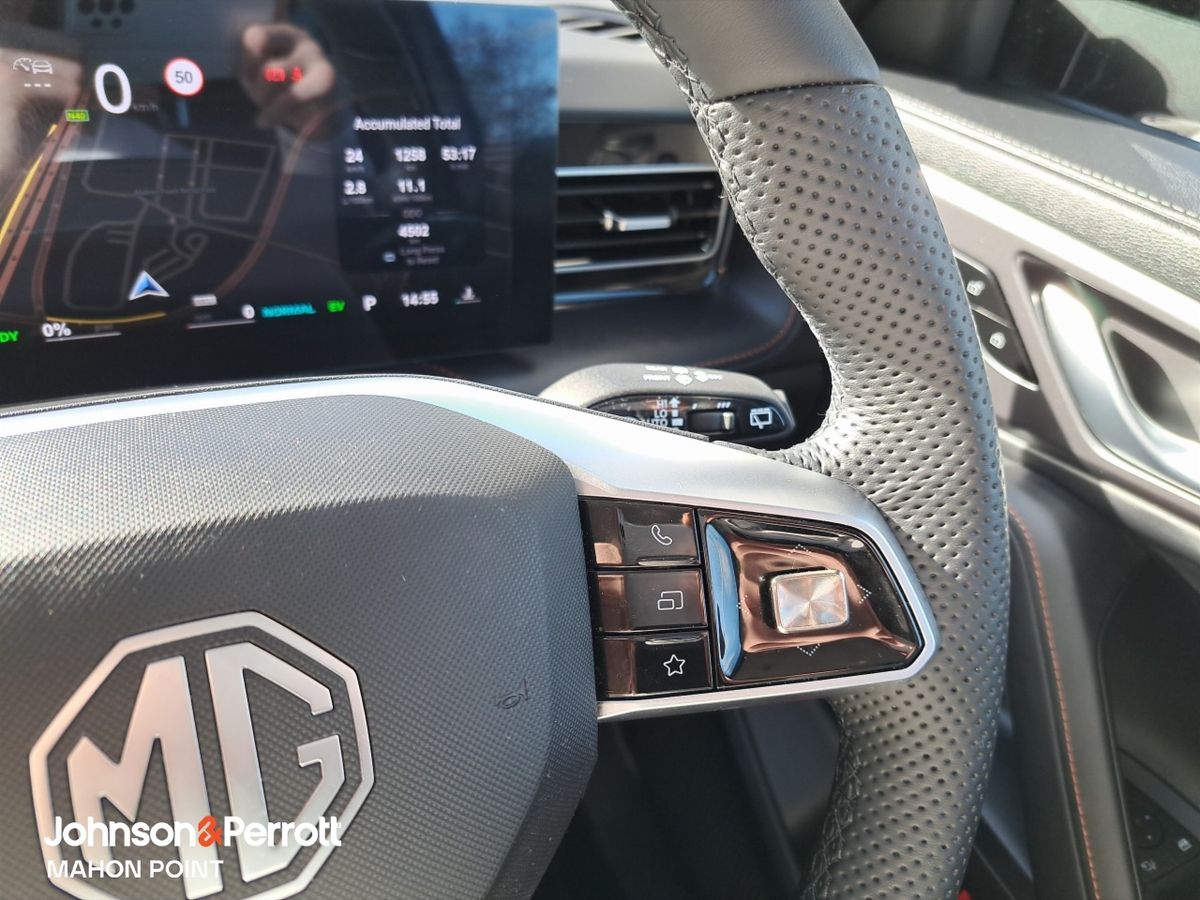 MG HS Plug-in Hybrid Exclusive **TOP SPEC / SAVE €7,500**
