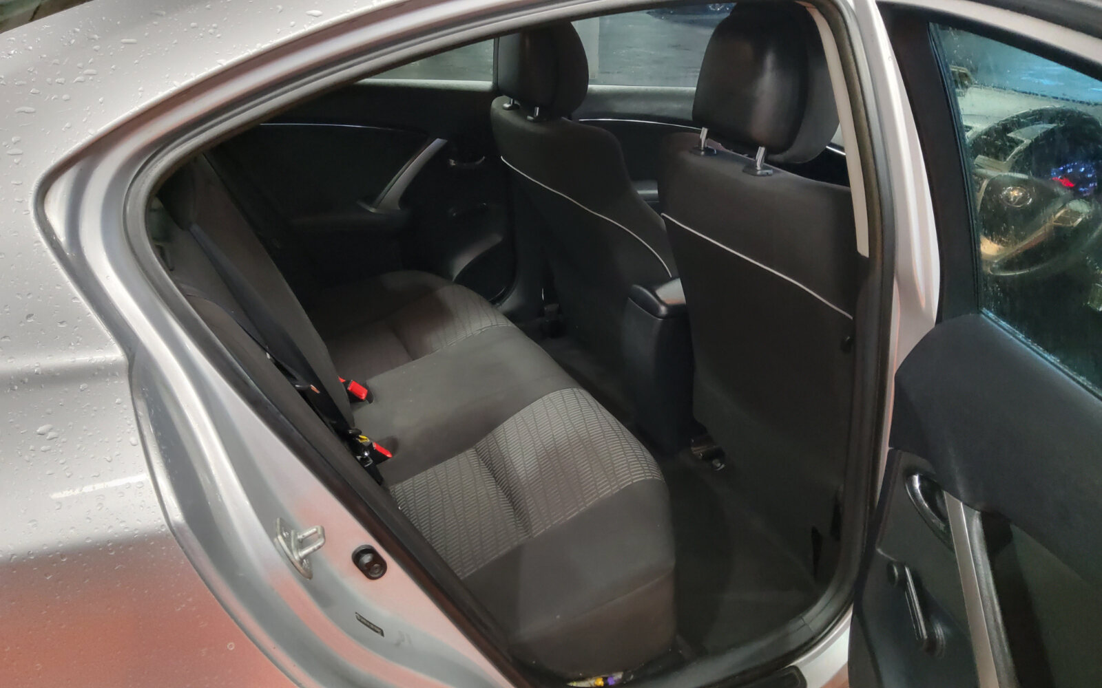 Toyota Avensis D-4D 125 (2.0) Terra Saloon