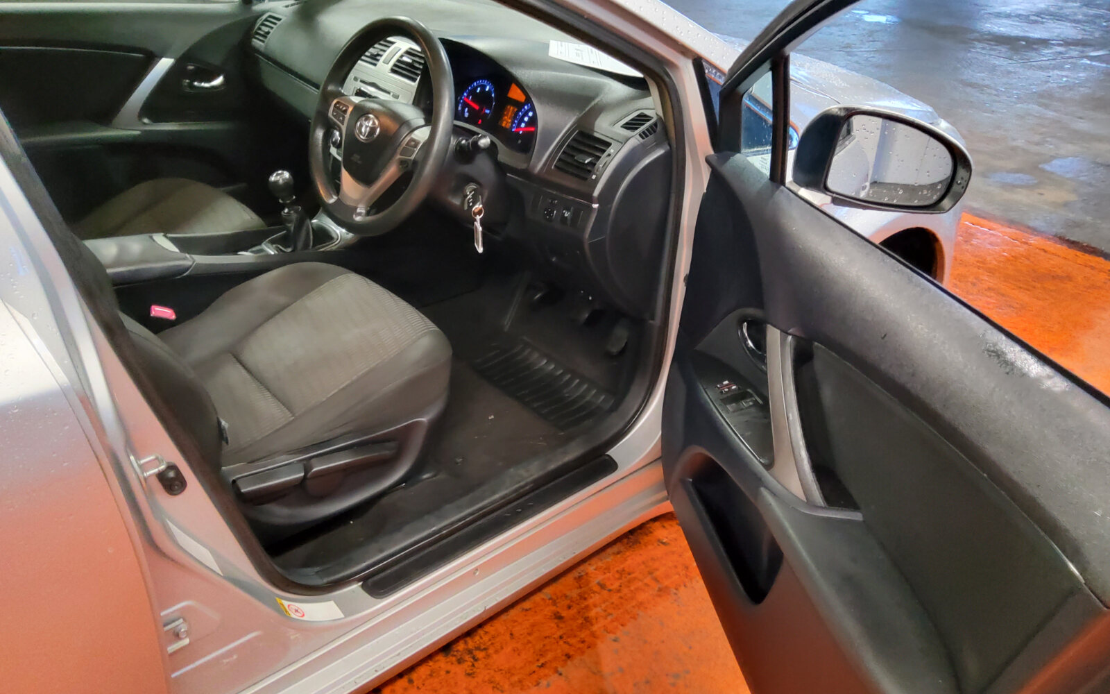 Toyota Avensis D-4D 125 (2.0) Terra Saloon