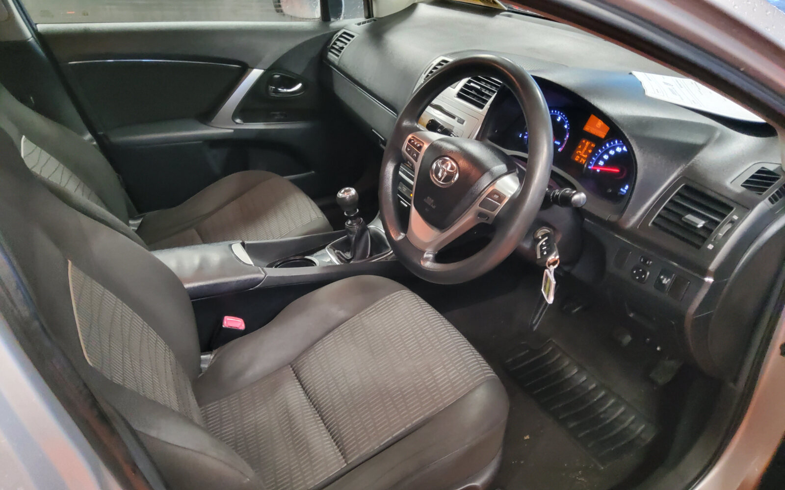 Toyota Avensis D-4D 125 (2.0) Terra Saloon