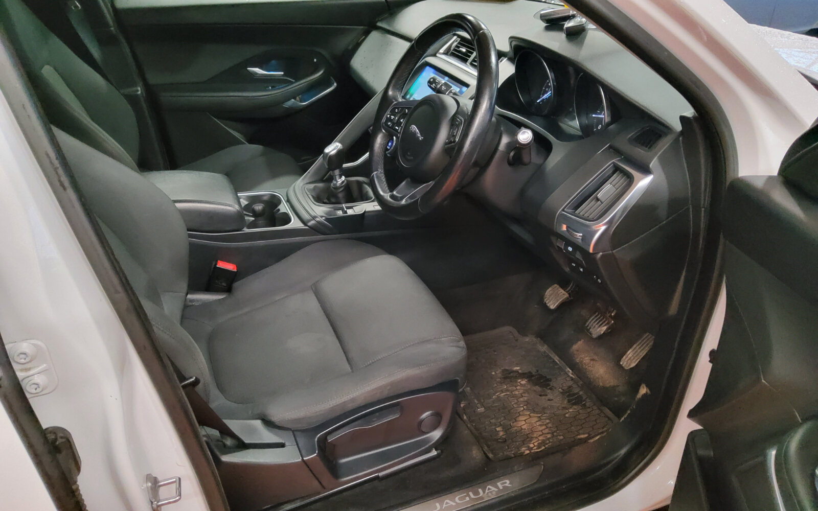 Jaguar E-Pace 2.0D I4 150 PS FWD Manual Standard