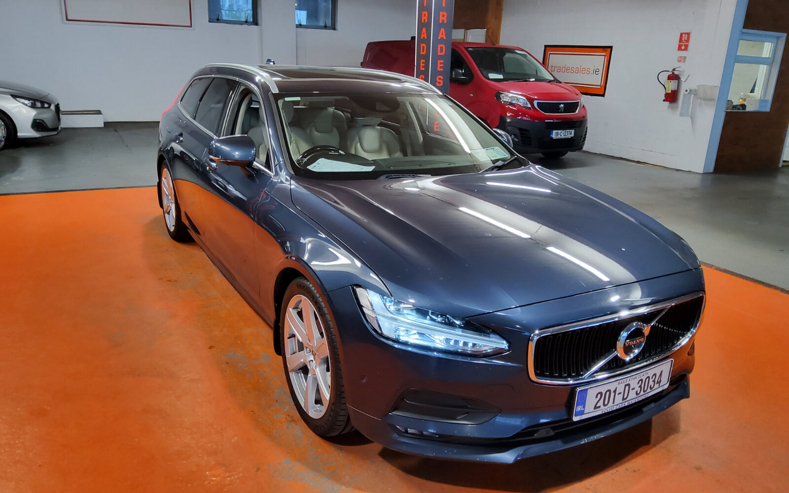 Volvo V90 D4 (190hp) Momentum Auto