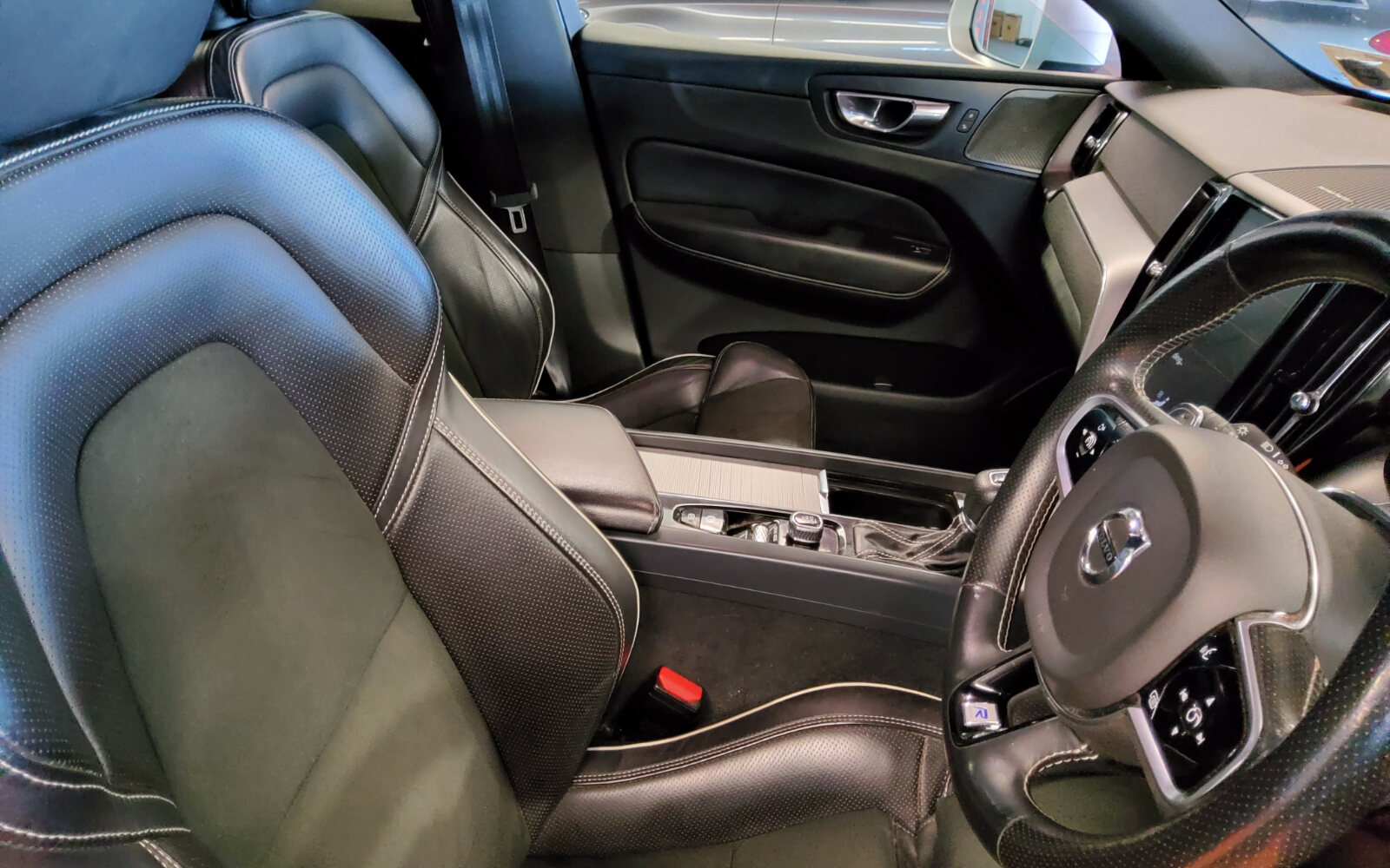 Volvo XC60 D4 (190hp) FWD R-Design Automatic