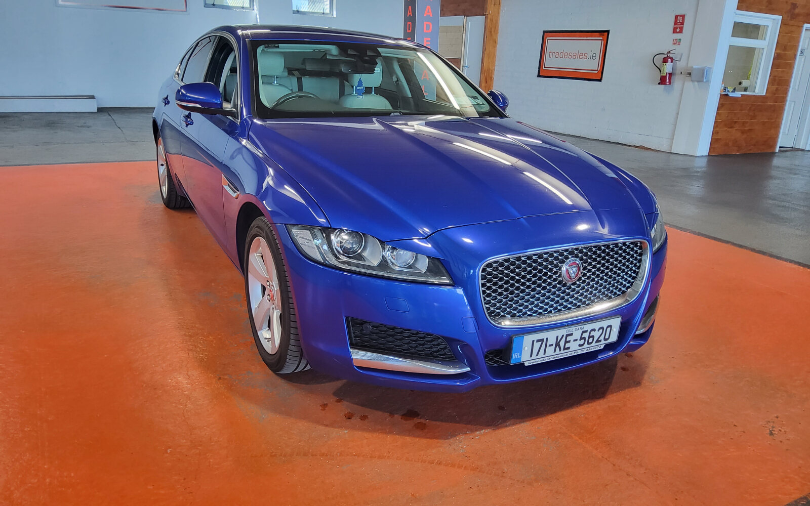 Jaguar XF 2.0 D 180PS Portfolio Manual