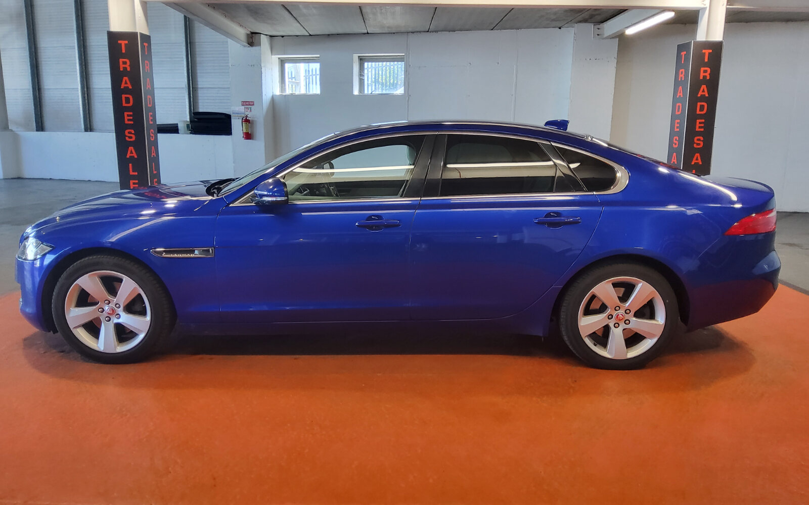 Jaguar XF 2.0 D 180PS Portfolio Manual
