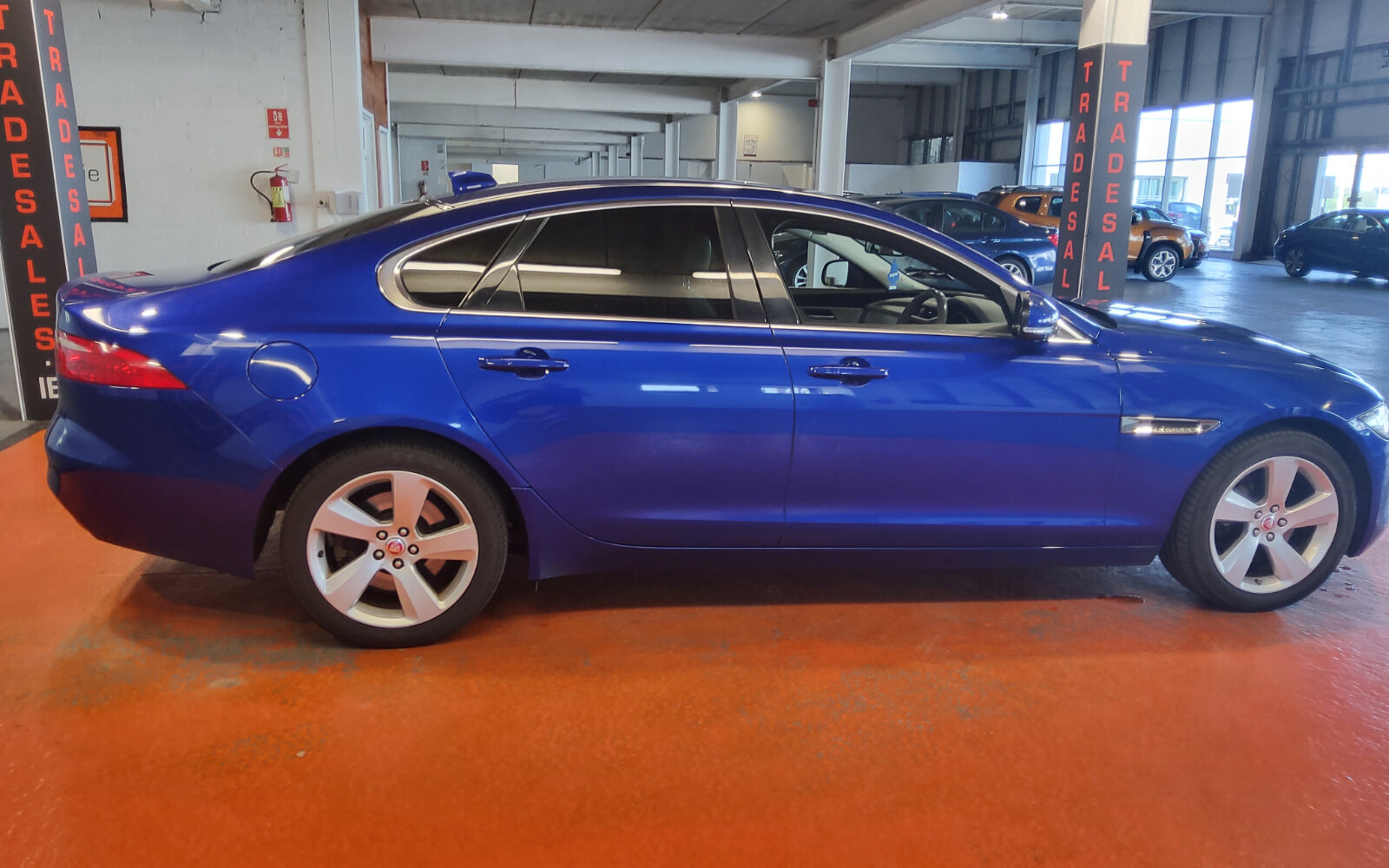Jaguar XF 2.0 D 180PS Portfolio Manual