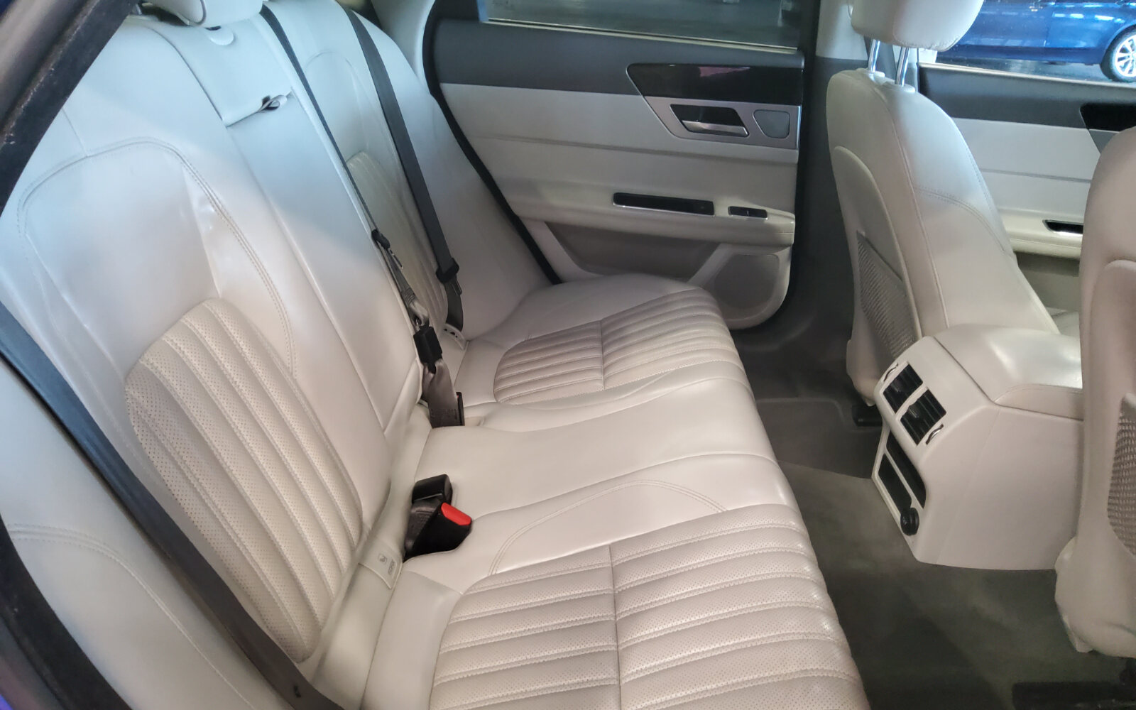 Jaguar XF 2.0 D 180PS Portfolio Manual