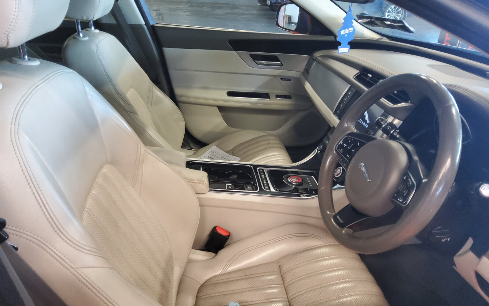 Jaguar XF 2.0 D 180PS Portfolio Manual