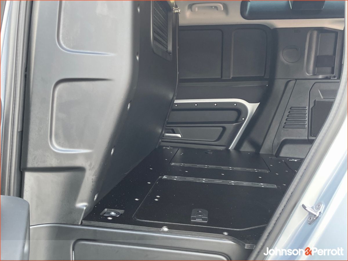 Land Rover Defender DEFENDER 110 3.0 D HARD TOP SE (Remainder of 5 Manufacturer Warranty)