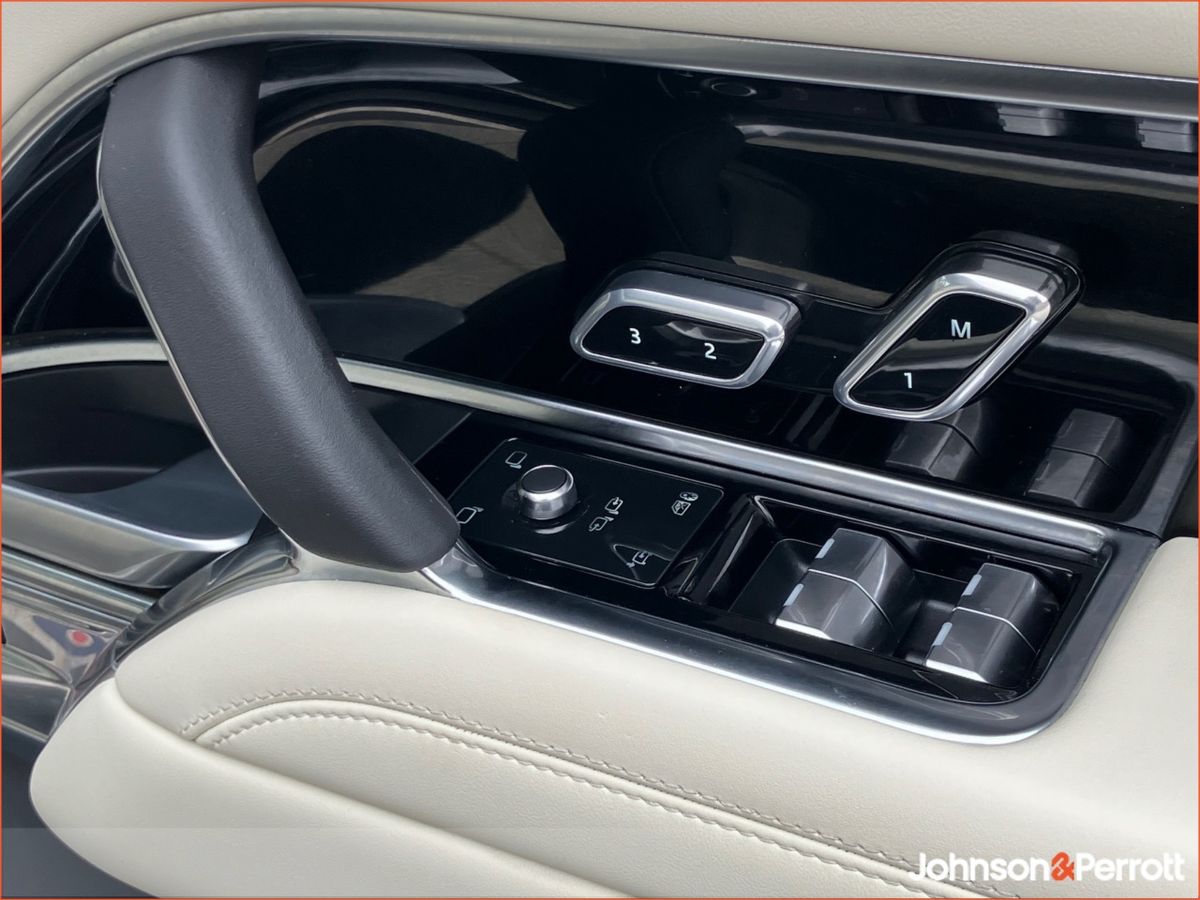 Land Rover Range Rover SWB 3.0 I6 PHEV HSE  (Remainder of Manufacturer Warranty)