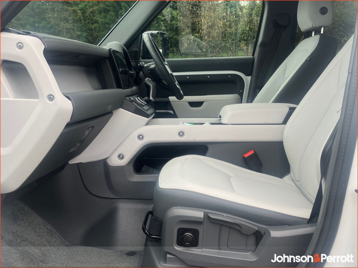 Land Rover Defender 110 2.0 Si4 PHEV 300 PS S Campaign, (Remainder of Manufacturer Warranty)