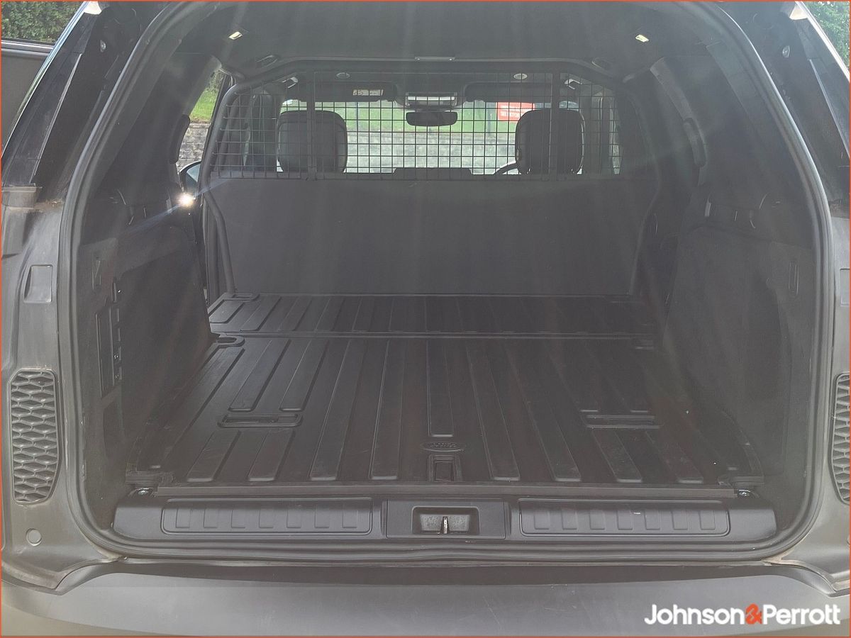 Land Rover Discovery DISCOVERY 3.0 D350 SE COMMERCIAL, (Remainder of 5 Year Manufaturer Warranty & Price Excludes VAT)