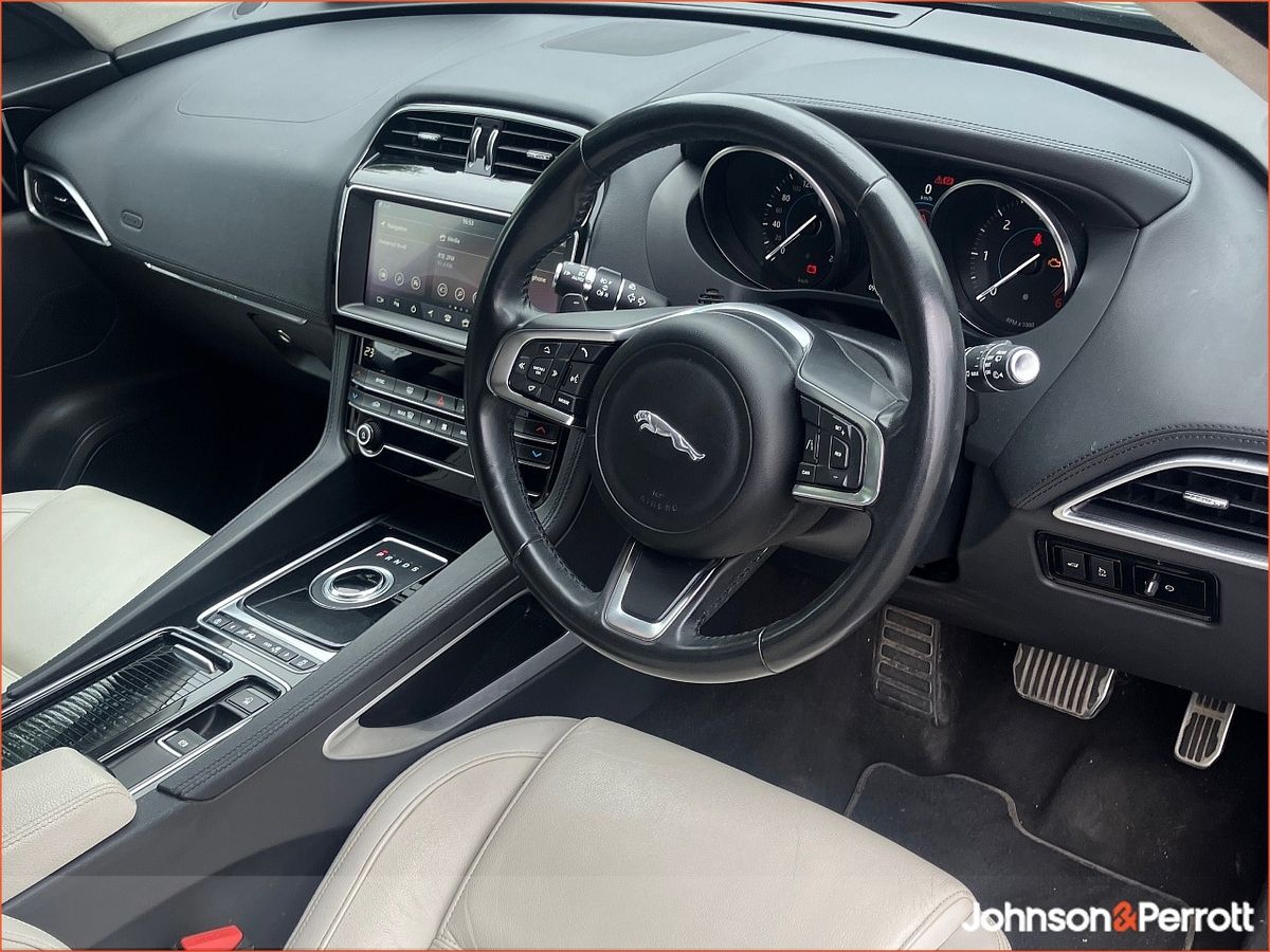 Jaguar F-Pace AWD 2.0 D 180PS Prestige Auto