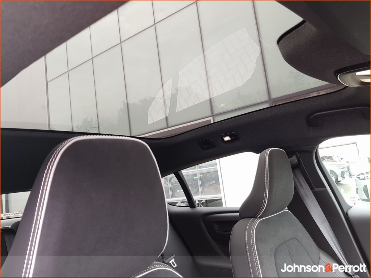 Volvo EC40 82 kwh 252bhp Extended Range Plus (Adaptive Cruise / Glass Roof / BLIS)
