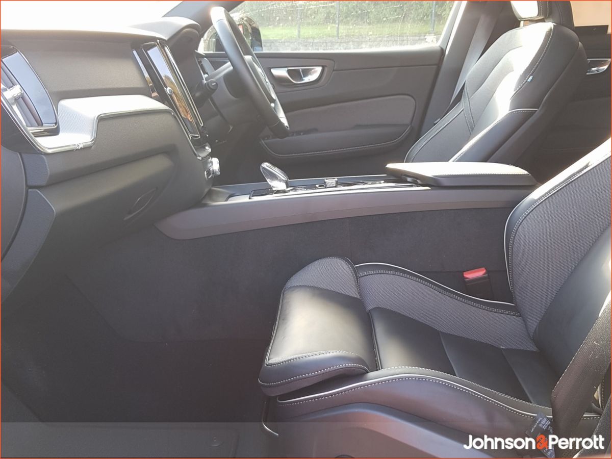 Volvo XC60 T6 350bhp AWD PHEV Plus Black Edition (Lighting Pack / Panoramic Sunroof / 360 Camera)