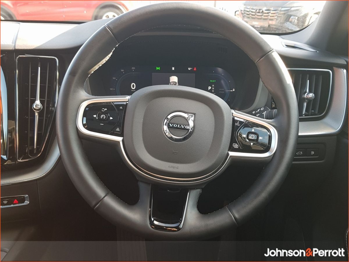 Volvo XC60 T6 350bhp AWD PHEV Plus Black Edition (Lighting Pack / Panoramic Sunroof / 360 Camera)
