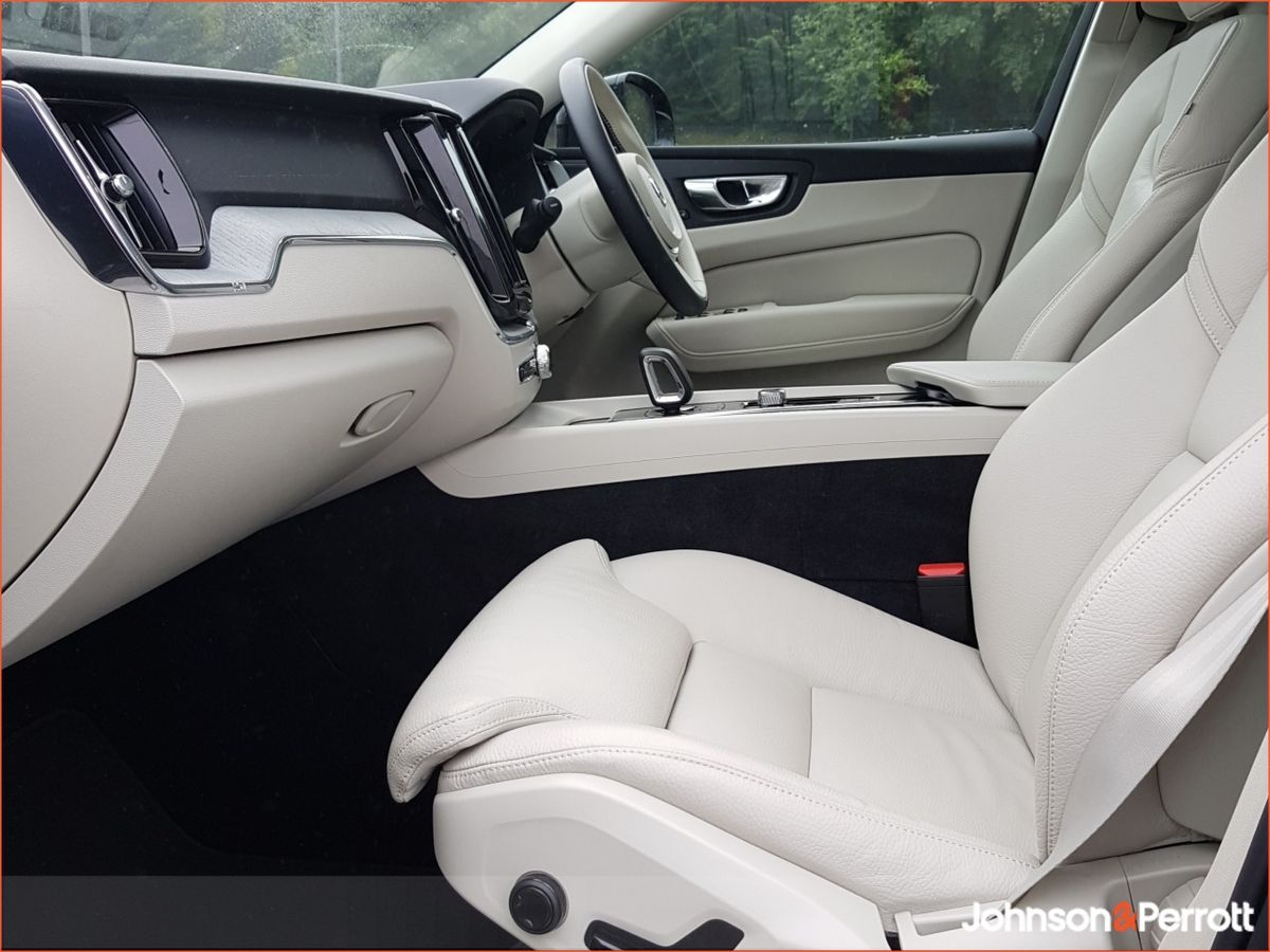 Volvo XC60 T6 350 bhp AWD PHEV Plus Bright (Three Year Volvo Selekt Warranty + Two Year Volvo Service Plan)