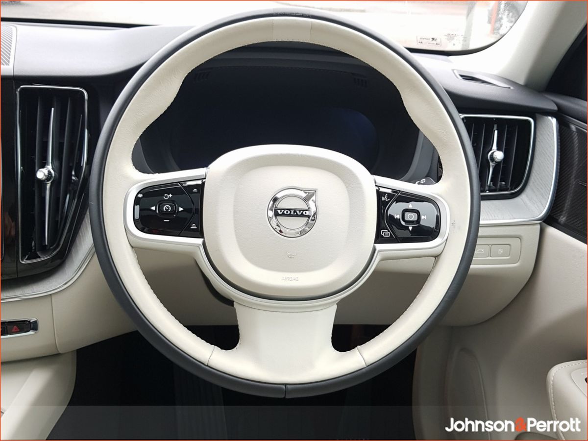 Volvo XC60 T6 350 bhp AWD PHEV Plus Bright (Three Year Volvo Selekt Warranty + Two Year Volvo Service Plan)