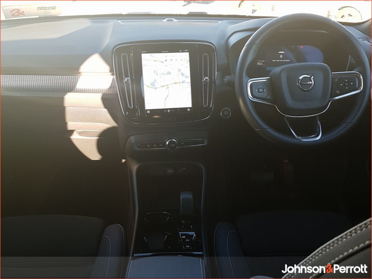 Volvo XC40 2.0 B3 163bhp MHEV Plus Dark (Heated Windscreen / Heated Seats / Cruise Control)