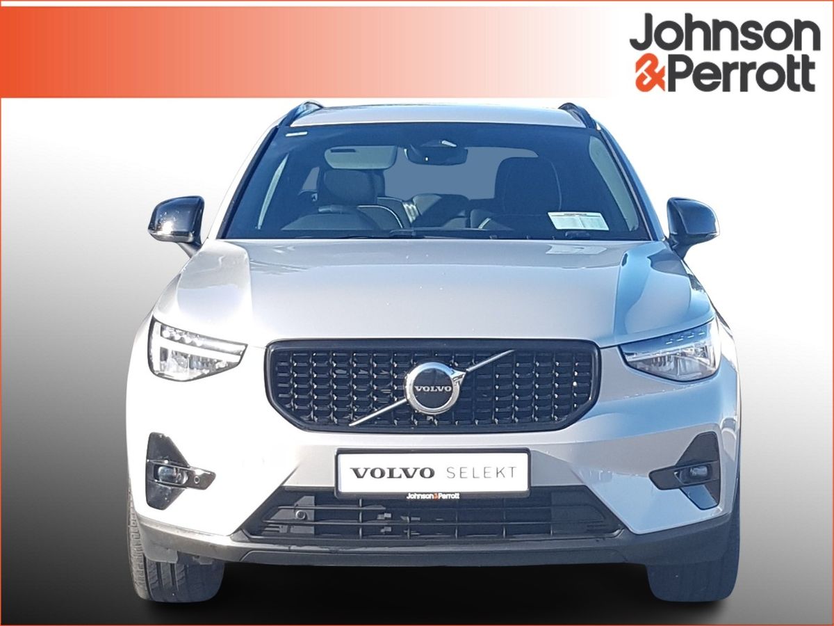 Volvo XC40 2.0 B3 163bhp MHEV Plus Dark (Heated Windscreen / Heated Seats / Cruise Control)