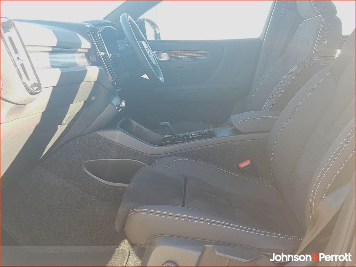 Volvo XC40 2.0 B3 163bhp MHEV Plus Dark (Heated Windscreen / Heated Seats / Cruise Control)