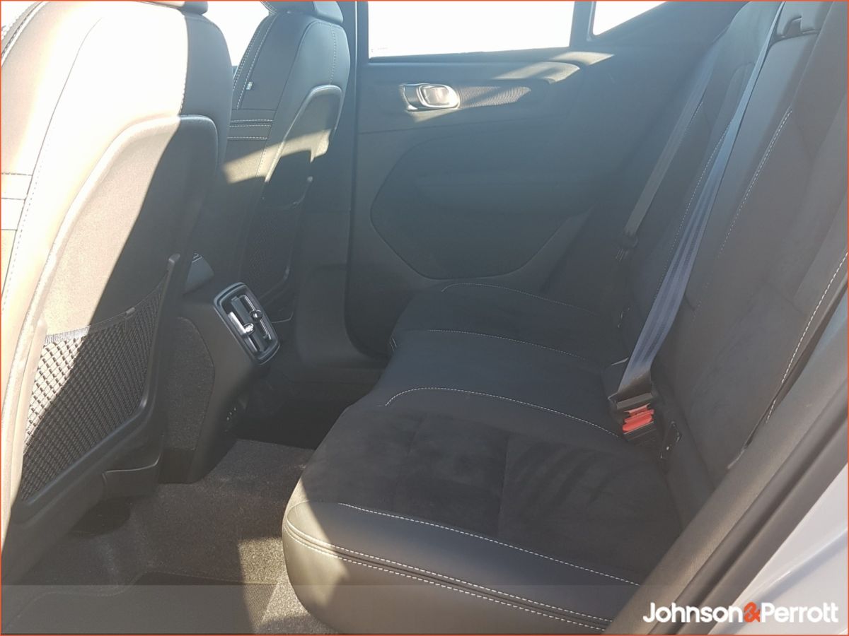 Volvo XC40 2.0 B3 163bhp MHEV Plus Dark (Heated Windscreen / Heated Seats / Cruise Control)