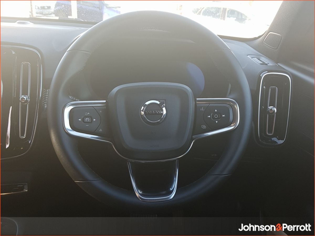 Volvo XC40 2.0 B3 163bhp MHEV Plus Dark (Heated Windscreen / Heated Seats / Cruise Control)