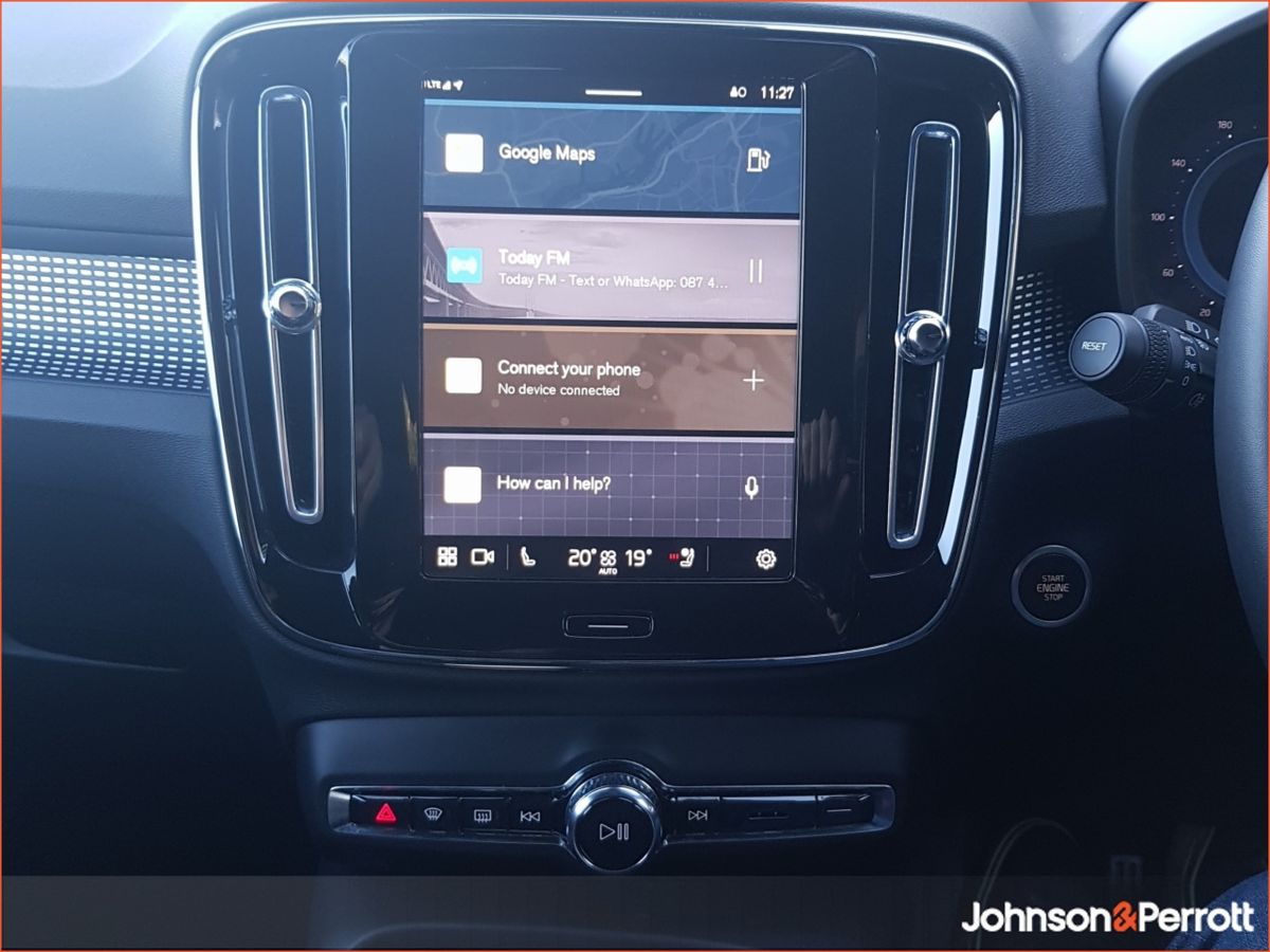 Volvo XC40 2.0 B3 163bhp MHEV Plus Dark (Heated Windscreen / Heated Seats / Cruise Control)